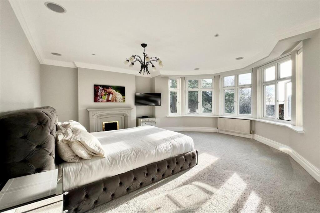 3 bedroom apartment for sale in Altenbrook, Harrop Road, Hale, WA15